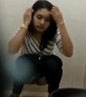 Ngintip Pegawai Bank Kencing Di Toilet Part 3
